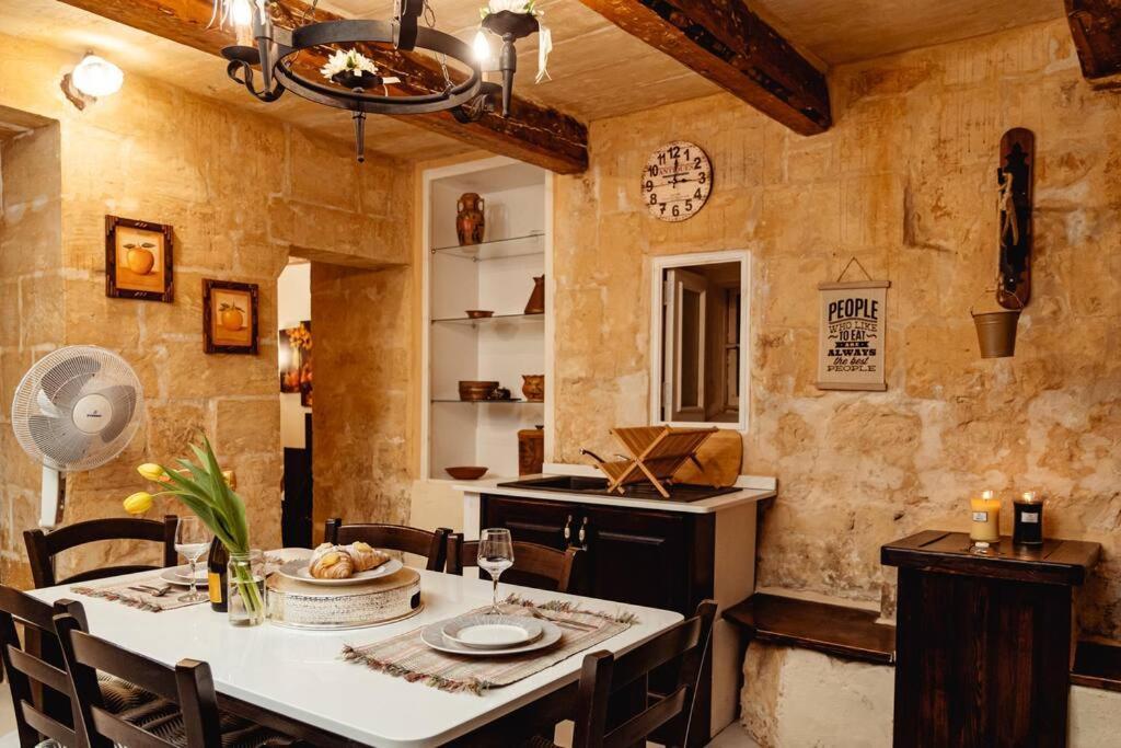 Enchanting 2bdr Townhouse In Centre! Apartment